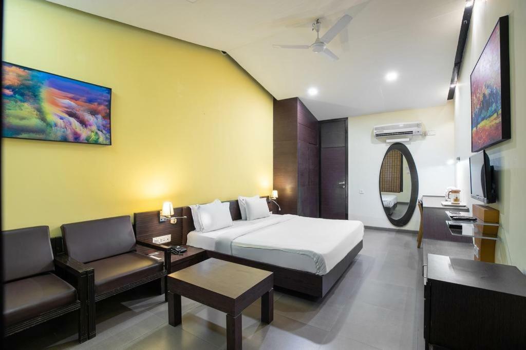 La Silver Leaf Hotel Nawashahr Ngoại thất bức ảnh